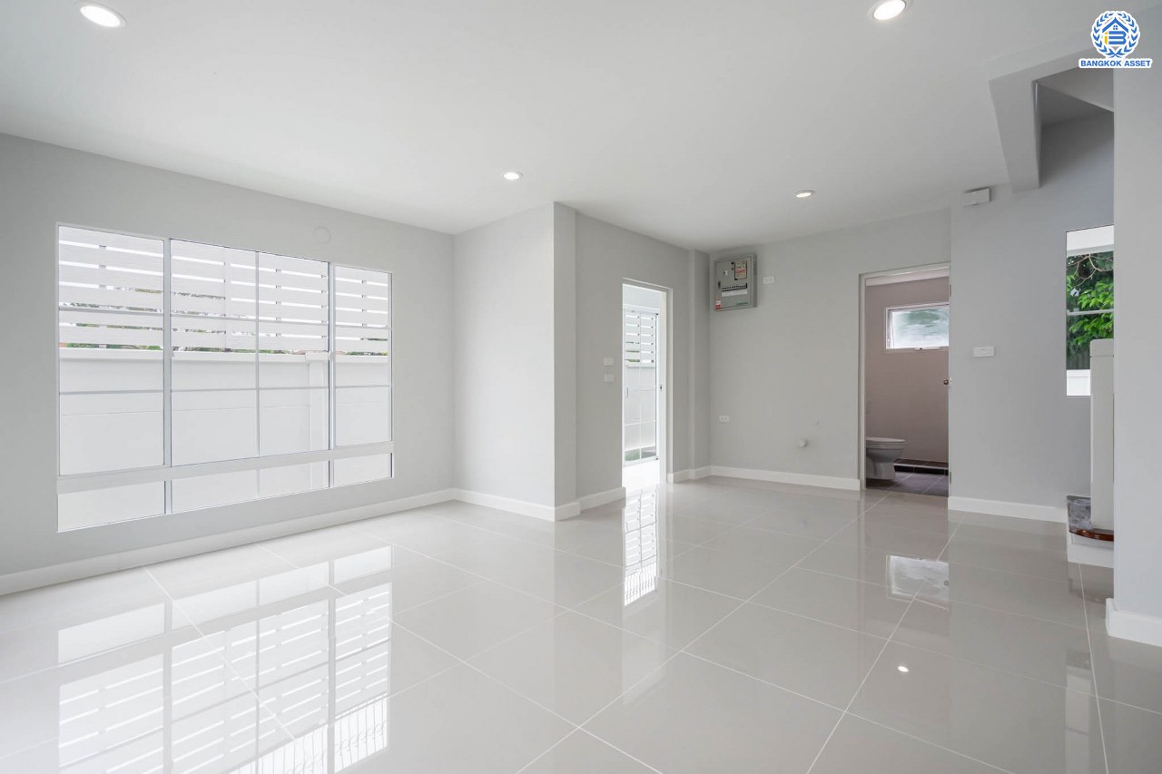 บ้านมือสองตกแต่งใหม่ แบรนด์ LH ม.มัณฑนา ราชพฤกษ์ เนื้อที่ 57.4 ตร.ว. ฟังก์ชัน 3 ห้องนอน 2 ห้องน้ำ จอดรถได้ 2 คัน พร้อมห้องอเนกประสงค์ 1 ห้อง สามารถปรับเปลี่ยนเป็นห้องทำงาน หรือห้องนอนได้ตามความต้องการ Facilities ตอบโจทย์ทุกกิจกรรม! บนทำเลใกล้วงเวียนพระราม5 เซ็นทรัลเวสต์เกต และรถไฟฟ้า "สถานีบางรักน้อยท่าอิฐ"